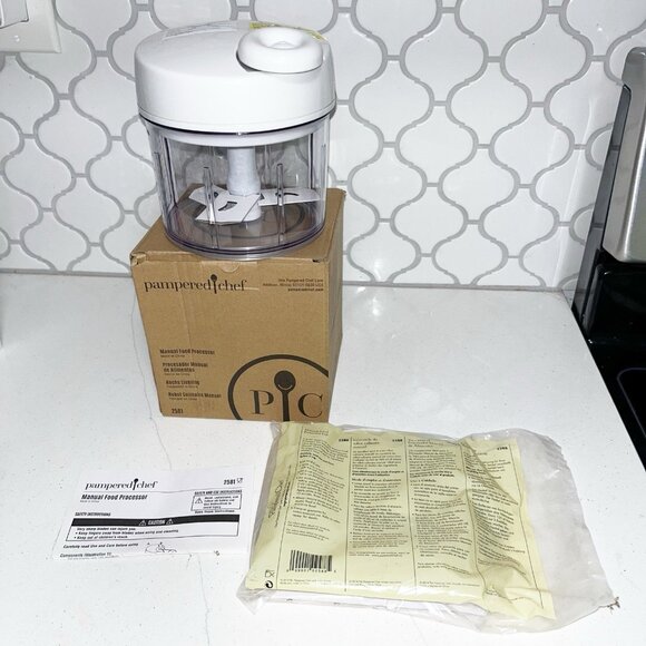 PAMPERED CHEF Manual Mini Food Processor #2581 with Storage Lid New in Box - Picture 3 of 8